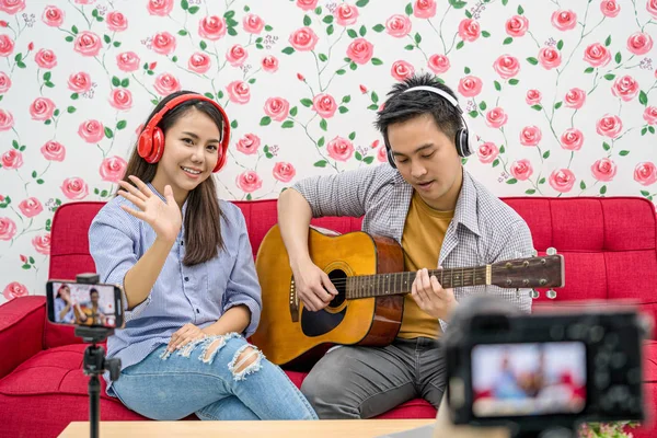 Asiático Vlogger Casal Jogando Compartilhando Música Para Participar Telefone Celular — Fotografia de Stock