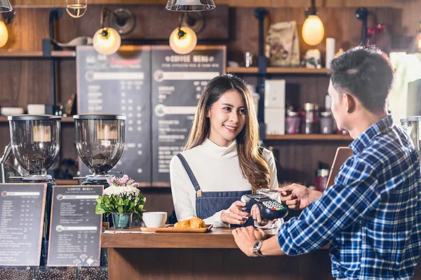 Asijský Zákazník Muž Platící Kreditní Kartou Prostřednictvím Bezkontaktní Nfs Technologie — Stock fotografie