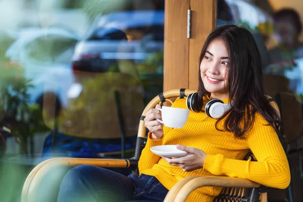 Asiática Jovem Sexo Feminino Segurando Uma Xícara Café Sentado Café — Fotografia de Stock