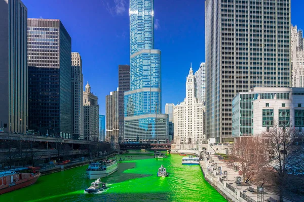 シカゴ ダウンタウン イリノイ州 アメリカ アイルランド人とアメリカ人の戴冠式が祝われているシカゴのダウンタウン イリノイ州で緑の色の染色川とシカゴ川の散歩の周りの聖パトリックの日にシカゴの建物や街並み — ストック写真