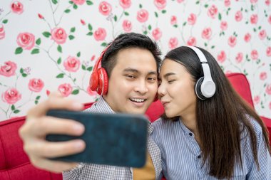 Sosyal medya kanalı, tatlı kalp ve öpücükler, sevgililer ve sevgililer, vlog ve nüfuzlu serbest yazar konsepti üzerinden canlı yayına katılan evli çiftlerin Asyalı Vlogger 'ı