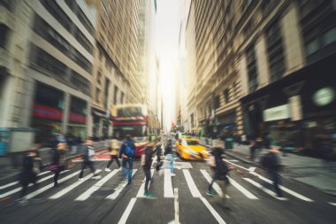 Tanımlanamayan iş adamlarından oluşan bulanık bir kalabalık iş gününde Zebra geçidinde yürüyor, New York, Birleşik Devletler, bulanık iş dünyası ve insanlar, yaşam tarzı ve yayalık konsepti