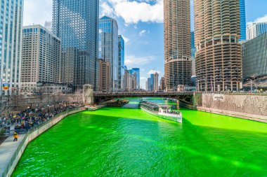 Chicago, Abd - Mar 2019 : 16 Mart 2019'da Abd'nin Illinois şehrinde, Saint Patrick'in tarihinde yeşil renkli nehirle yürüyen Chicago nehri üzerinde çalışan Yatta tanınmayan insanlar ve turistler