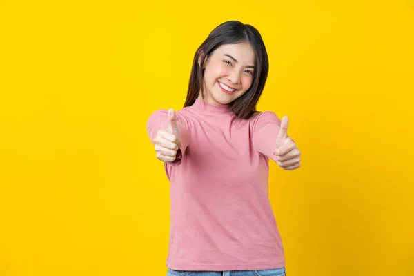 Asyalı Gülümseyen Genç Bir Kadın Yapıyor Mezuniyet Afiş Izole Edilmiş — Stok fotoğraf
