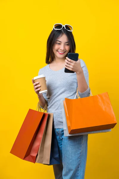 Attraktiv Asiatisk Leende Ung Kvinna Bär Shopping Coloful Väska Mobiltelefon — Stockfoto