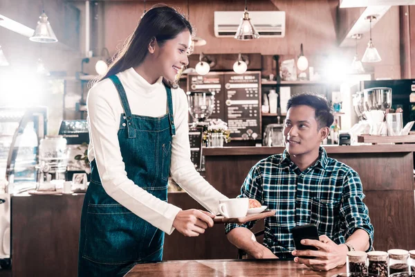 Küçük Işletme Sahibi Asyalı Barista Kahve Dükkanındaki Genç Müşteriye Kahve — Stok fotoğraf