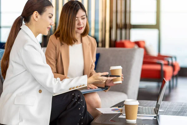 两名亚洲女商人在现代办公或同事空间 咖啡休息时间 伴侣和同事 讨论和头脑风暴概念中 用笔尖尖着笔记本电脑与伙伴企业合作 — 图库照片