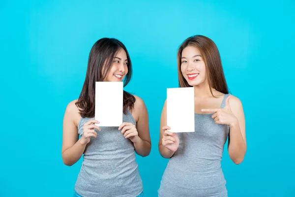 Dos Mujeres Jóvenes Sonrientes Asiáticas Mostrando Presentando Con Carteles Sobre — Foto de Stock