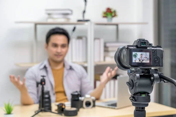 閉じるアジアのVloggerの男のラップトップでビデオやライブを撮るカメラは 各メディアのカメラレンズを満足 ソーシャルメディアチャンネルでカメラを介して観客に知識を共有 Vlogとインフルエンサーの概念 — ストック写真