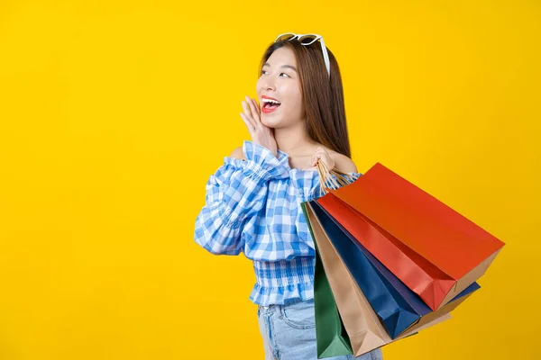 Attraktiv Asiatisk Leende Ung Kvinna Bär Shopping Coloful Väska Enisolerad — Stockfoto