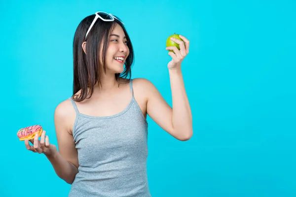 Attrayant Asiatique Jeune Femme Tenant Choisissant Entre Morceau Beignet Pomme — Photo