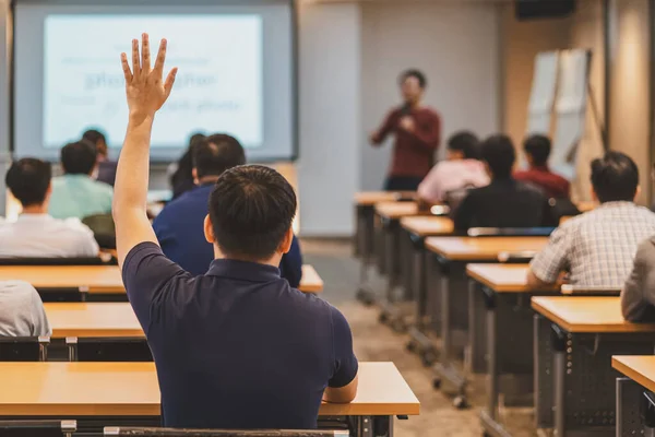 Rückansicht Des Publikums Erhobener Hand Zur Beantwortung Der Frage Besprechungsraum — Stockfoto