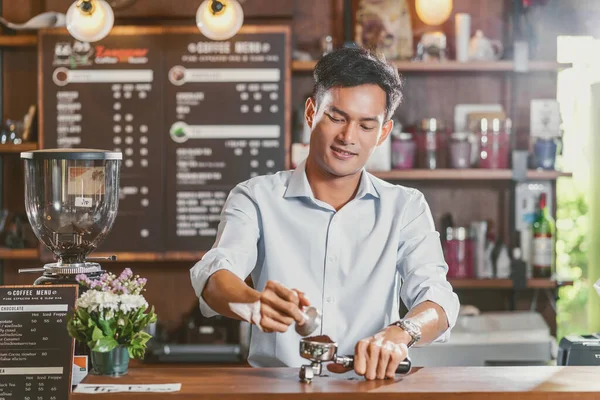 Aziatische Barista Het Bereiden Van Kopje Koffie Espresso Met Latte — Stockfoto