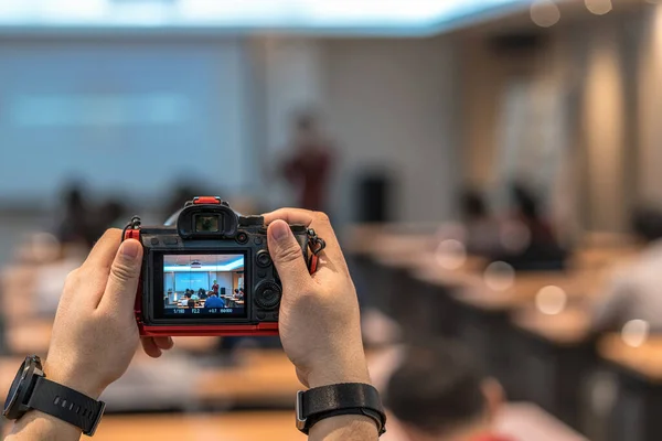 Gros Plan Photographe Prise Main Conférencier Asiatique Sur Scène Lors — Photo