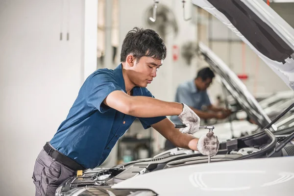 Asian Mechanic Checking Repairing Car Maintainance Service Center Which Part — 스톡 사진