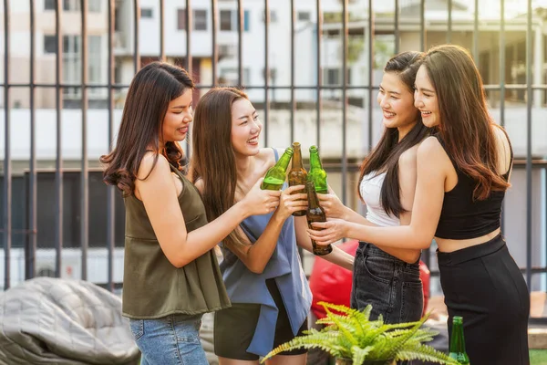 Группа Счастье Азиатских Девушек Празднует Аплодирует Вместе Своей Бутылкой Пива — стоковое фото