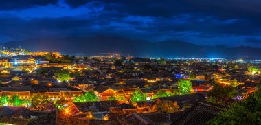 Antik Lijiang şehrinin Alacakaranlık Zamanındaki Panorama Tepesi manzarası, Çin 'in Yunnan kentindeki Lijiang şehrinin tarihi merkezidir. Unesco World, kültür ve geleneksel, seyahat ve turizm konseptidir.