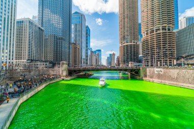 Chicago, Abd - Mar 2019 : 16 Mart 2019'da Abd'nin Illinois şehrinde, Saint Patrick'in tarihinde yeşil renkli nehirle yürüyen Chicago nehri üzerinde çalışan Yatta tanınmayan insanlar ve turistler