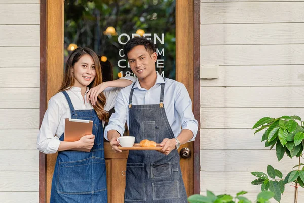 Asiatischer Partner Kleinunternehmer Reicht Kaffeetasse Mit Bäckerei Croissant Zeigt Kunden — Stockfoto