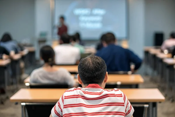 Rückansicht Des Publikums Das Dem Asiatischen Redner Auf Der Bühne — Stockfoto