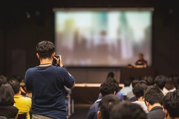 Visão Traseira Fotógrafo Tirar Foto Palestrante Asiático Falando Palco Sala — Fotografia de Stock