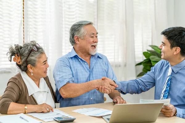 Versicherungsagentur Manager Handschlag Mit Asiatischen Paar Großeltern Glücklichem Gefühl Nach — Stockfoto