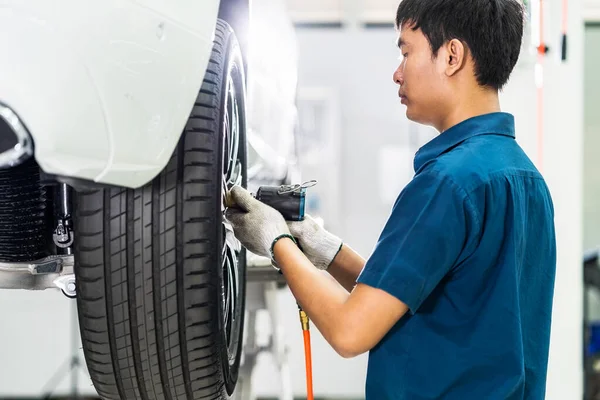 Asian Mechanic Checking Repairing Car Wheels Maintainance Service Center Which — 스톡 사진