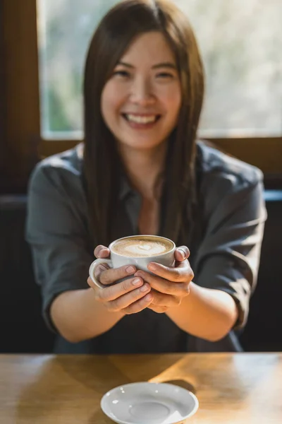 Primer Plano Mujer Joven Asiática Sosteniendo Una Taza Café Cafetería —  Fotos de Stock