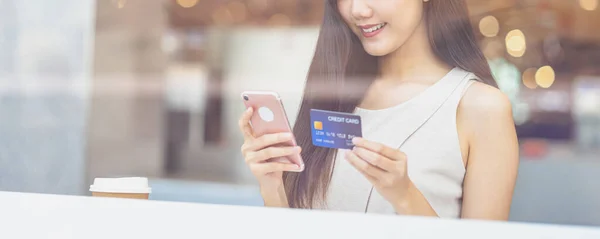 Young Asian Woman Using Credit Card Mobile Phone Online Shopping — Stock Photo, Image