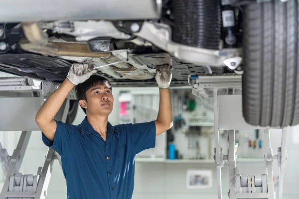 Asian Mechanic Repairing Light Car Maintainance Service Center Which Part — 스톡 사진