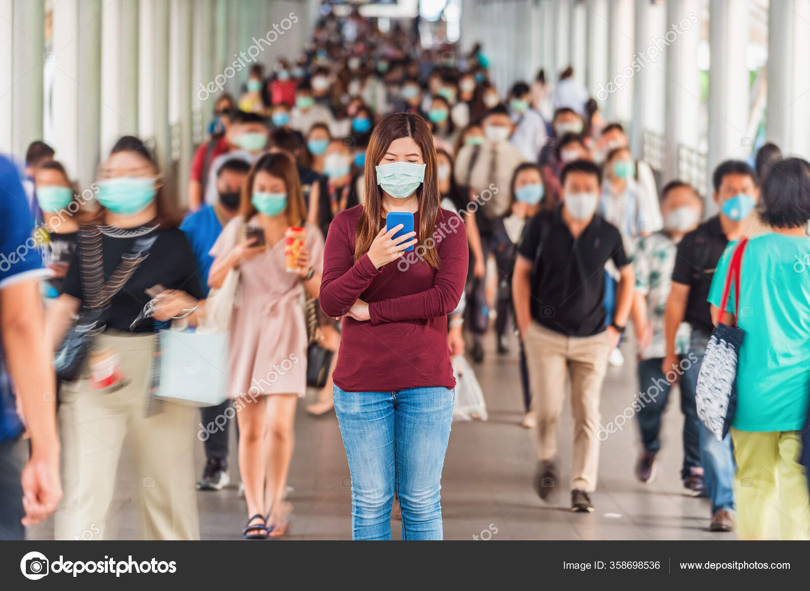 Mulher Asiática Usando Telefone Celular Entre Multidão Pessoas Negócios  Irreconhecíveis — Foto © Tzido #358698536, image size:1600x1167