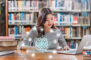 Yapay zekanın çokgen beyin şekli. Üniversite kütüphanesinde bilgisayar kullanan Asyalı genç öğrencilere karşı Teknoloji Teknolojisi 'nin akıllı şehir internet simgesi.