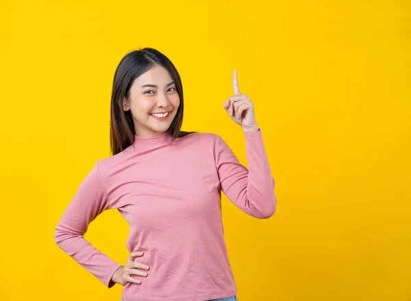 Asyalı Gülümseyen Genç Bir Kadın Reklam Afiş Izole Edilmiş Sarı — Stok fotoğraf