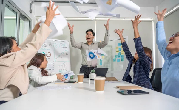 Grupo Empresários Asiáticos Jogando Documento Papel Juntamente Com Ação Felicidade — Fotografia de Stock