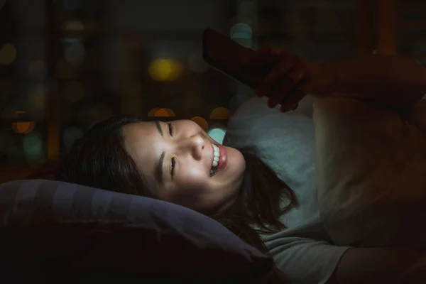 Closeup Ασιάτισσα Γυναίκα Κοιμάται Και Χρησιμοποιώντας Έξυπνο Κινητό Τηλέφωνο Για — Φωτογραφία Αρχείου