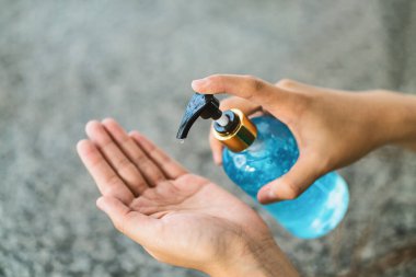 İşe gitmeden önce el dezenfektanı jel pompası kullanan Asyalı kadın eli Coronavirus Ağı Salgını, Covid19 konseptini önlemek için sağlık ve temizlik 