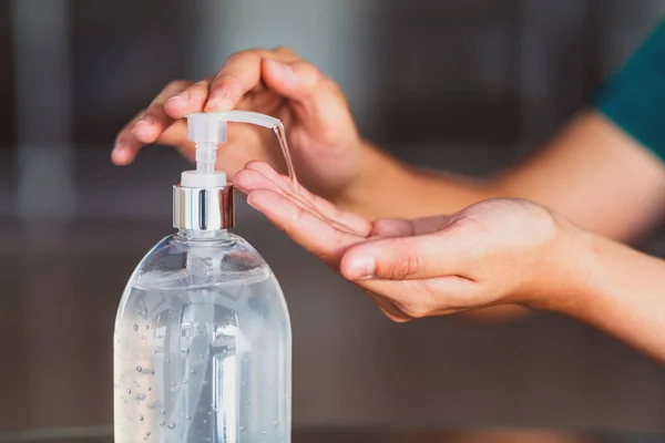 Närbild Asiatisk Kvinna Hand Med Hjälp Tvätta Hand Saneringsmedel Gel — Stockfoto