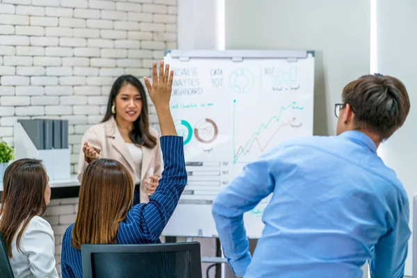 Vista Trasera Mujer Negocios Asiática Levantando Mano Para Hacer Preguntas — Foto de Stock