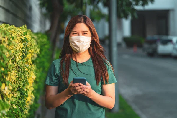 Donna Asiatica Che Utilizza Telefono Cellulare Intelligente Con Maschera Sicurezza — Foto Stock