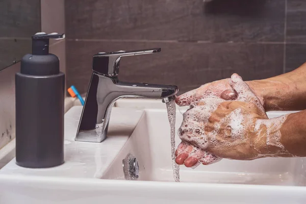 Closeup Mãos Lavagem Com Torneira Cromada Sabão Para Prevenção Pandemias — Fotografia de Stock