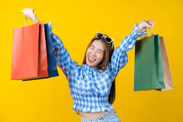 Attraktive Asiatische Lächelnde Junge Frau Die Eine Bunte Einkaufstasche Auf — Stockfoto