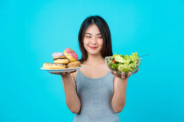 Attractive Asian Young Woman Holding Choosing Disk Donuts Vegetable Salad — ストック写真