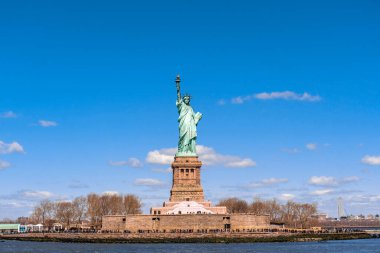 Mavi gökyüzü altında Özgürlük Anıtı, Aşağı Manhattan, New York Şehri, Amerika Birleşik Devletleri, Mimarlık ve turizm konseptiyle bina