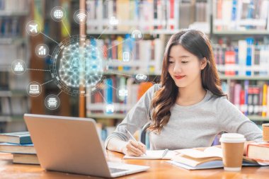 Yapay zekanın çokgen beyin şekli. Üniversite kütüphanesinde bilgisayar kullanan Asyalı genç öğrencilere karşı Teknoloji Teknolojisi 'nin akıllı şehir internet simgesi.