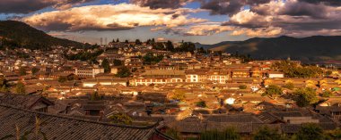 Eski Lijiang şehrinin Panorama Top manzarası, Çin 'in Yunnan kentindeki Lijiang şehrinin tarihi merkezidir. Bu bir Unesco dünyası, kültür ve geleneksel, seyahat ve turizm, tatil konsepti