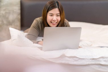 Asyalı iş kadını teknoloji dizüstü bilgisayar kullanıyor ve evden kapalı yatak odasında çalışıyor, serbest çalışıyor ve girişimci, girişimci ve girişimci, girişim ve iş sahibi, yaşam tarzı mesleği, sosyal mesafe ve kişisel sorumluluk