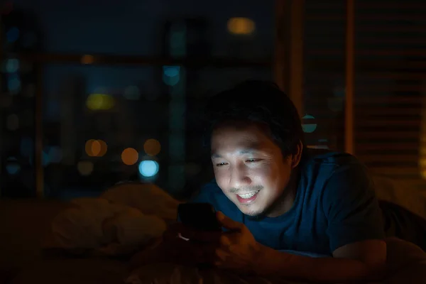 Closeup Ασίας Άνθρωπος Κοιμάται Και Χρησιμοποιώντας Έξυπνο Κινητό Τηλέφωνο Για — Φωτογραφία Αρχείου