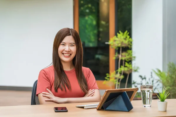 Portret Van Aziatische Zakenvrouw Met Behulp Van Technologie Tablet Voor — Stockfoto