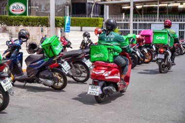 BANGKOK, THAILAND - Nisan 2020: 17 Nisan 2020 'de Gıda dağıtım noktasından motosikletli Gıda Motorcularını Yakalayın, Bangkok Tayland, Covid19 salgını Gıda dağıtım hizmetlerini popüler hale getiriyor