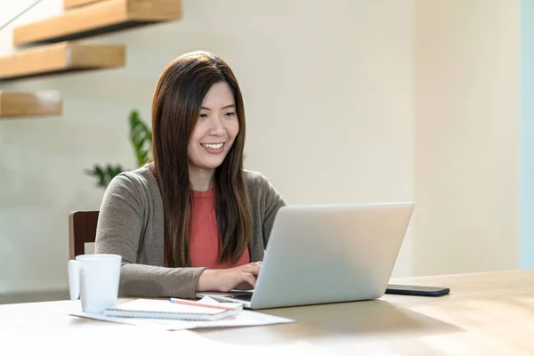 Mulher Negócios Asiática Usando Laptop Tecnologia Telefone Celular Para Trabalho — Fotografia de Stock